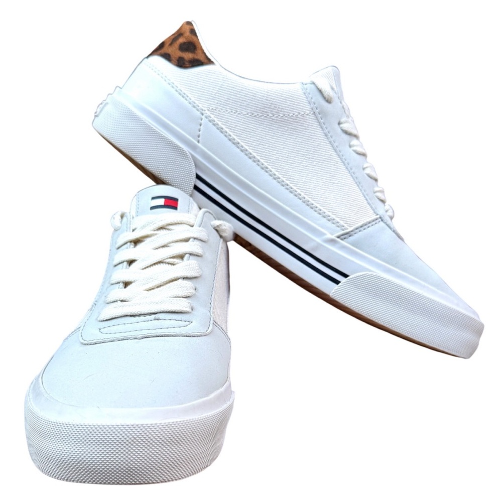 Tommy Hilfiger Mens TWEZAN 10 M White Canvas Sneakers Lepeord Print Accent